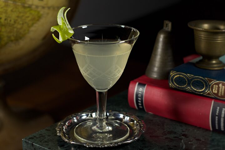 Un cocktail preparato solo con gin e lime cordial